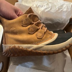 Sorel boots size 4